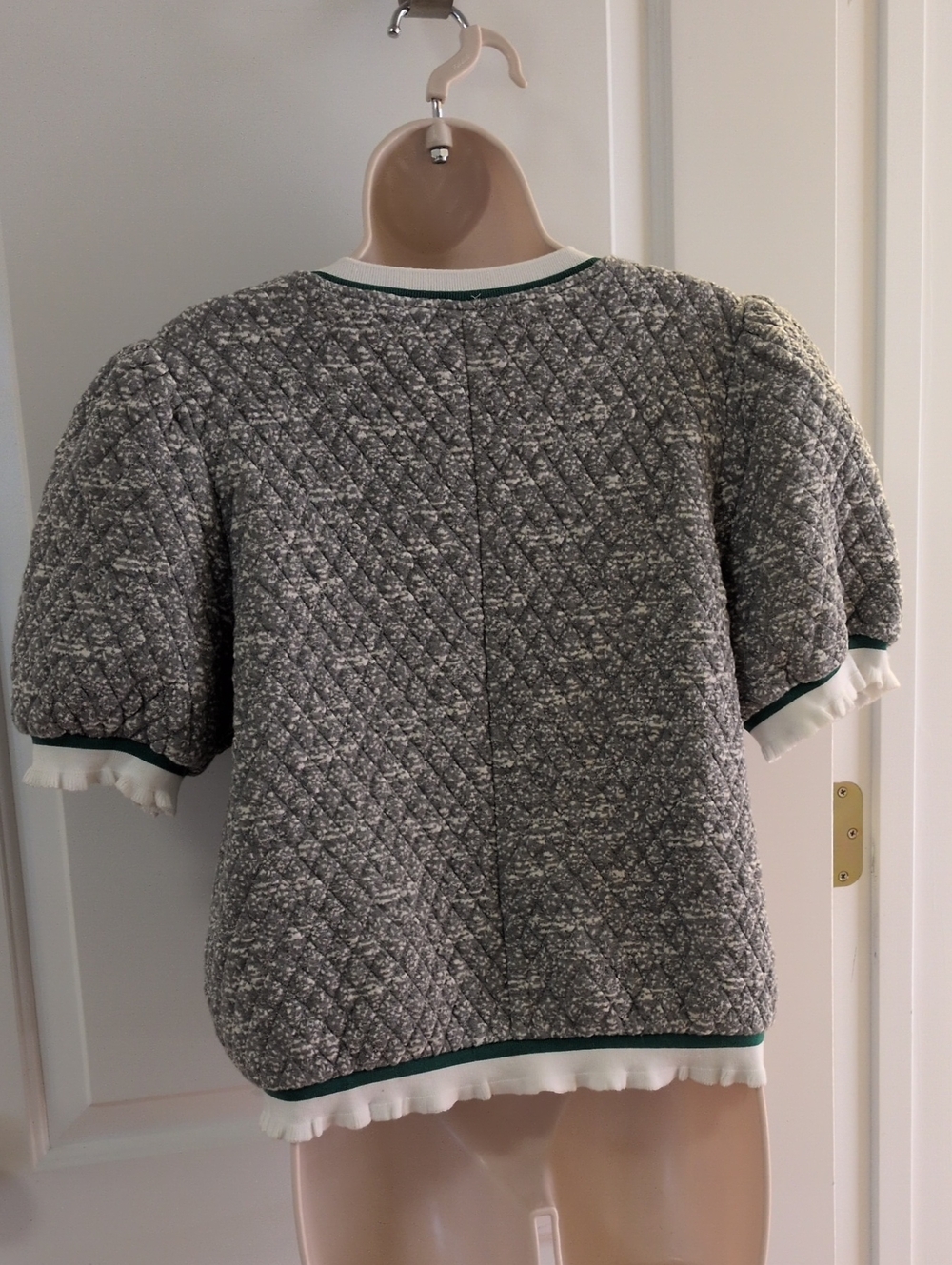 VOY Quilted Puff Sleeve Top - Picture 4 of 8